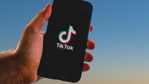 Minori e social, l’Europa mette sotto accusa TikTok. “Le impostazioni dei profili mettono in pericolo i ragazzi”