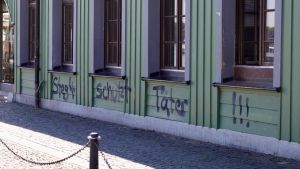 Vorwurf „Täterschutz“ an Restaurants am Hafen: Unbekannte beschmieren Gebäude und Straße