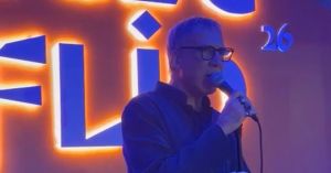 Arnaldo Antunes faz performance no escuro em Paraty; veja vídeo da Flip
