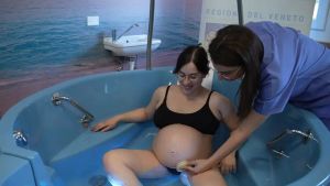 San Donà, inaugurata la prima vasca per il parto in acqua dell'Ulss 4: ecco come funziona