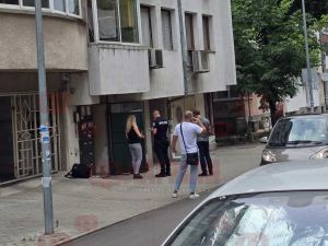 Извънредно! Криминалисти обсадиха жилищна сграда в центъра на Бургас (СНИМКИ)