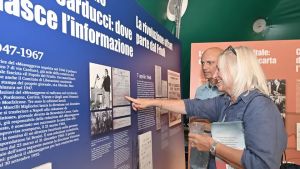La storia del quotidiano sulla spiaggia dei friulani: la mostra del Messaggero Veneto a Lignano è aperta