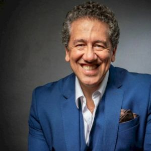 Altemar Dutra Jr. revive clássicos de Frank Sinatra em concerto
