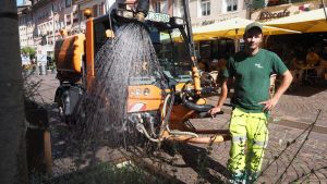 Gieß-Helden am Limit: Ohne ihren täglichen Einsatz wäre das Stadtgrün im Hitzesommer ein Stadtbraun