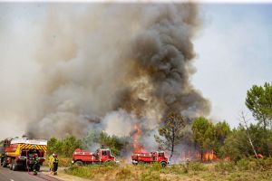 Incendie entre Biscarrosse et Parentis-en-Born : notre reportage auprès des évacués et des pompiers