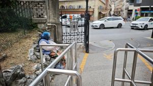 Mendicanti all’ingresso dell’ospedale Maggiore di Trieste: Asugi li fa allontanare