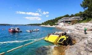 Drama na priljubljeni plaži: tovornjak komunale zletel v morje, kopalci bežali
