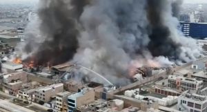 Incendio en Los Olivos: Minsa dispone brigadas y ambulancias para atender emergencia