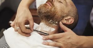 Barbearia nudista: como funciona o espaço que chamou atenção nas redes
