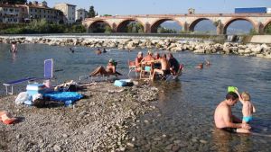 L’estate (alternativa) al fiume: “L’acqua è più pulita che al mare. Un panino, due chiacchiere e via”