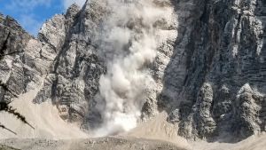 Troppi crolli per il caldo sulle Dolomiti, l’allarme del Cai e degli esperti: «Evitare pareti nord e arrampicate»