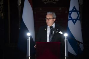 OMG! De vertegenwoordiger van de moordenaars van ruim 20.000 Palestijnse kinderen spreekt bij het Joods Kindermonument