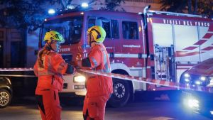 I tagli sul corpo, l’incendio e la fuga interrotta della giovane: tutti i nodi irrisolti sul dramma di via Battisti