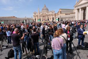 LETTRE DU VATICAN. Souvent, les blogs et sites qui prétendent révéler des informations sur le Vatican ne contribuent pas à faire réellement émerger la vérité. Mercredi 22 juillet, le Vatican s’est vu contraint à des démentis. Chaque samedi, La Croix vous emmène dans les coulisses du plus petit État du monde.