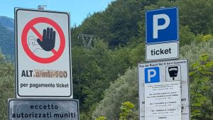 Parcheggi a pagamento a Claut, l'amministrazione mette i cartelli ma dimentica i parcometri