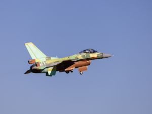 Екшън в небето до България: Румънски ас на F-16 блесна