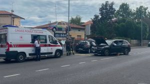 Incidente a Monfalcone in via Primo Maggio: due suv coinvolti, una persona trasportata all’ospedale