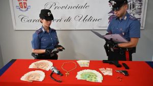 Blitz all'alba dei Carabinieri: smantellata la banda che rubava ai vigili del fuoco e nei cimiteri, 5 arresti