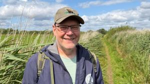 Sorgen slipper ham ikke: På Gudenåstien minder naturen ham om, at livet går vide...