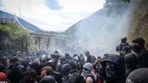 No Tav, scontri alla marcia in Val di Susa: lanciate pietre, bulloni e bombe carta contro le forze dell'ordine