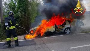 Il fumo dal cofano, poi le fiamme: auto a fuoco a Povoletto