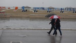 Maltempo in arrivo, spiagge chiuse a Carrara e stop al mercato di Forte dei Marmi. I provvedimenti in Toscana