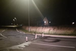 Chokerende: Brosten placeret på vejen om natten