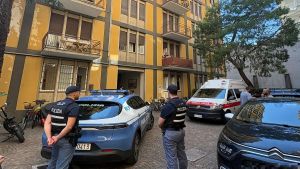 Il giallo di Claudia, trovata morta in casa a Como: accertamenti su una sostanza in cucina