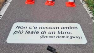 “Non c’è nessun amico più leale di un libro”: frasi d’autore sull’asfalto per abbellire la nuova ciclabile letteraria
