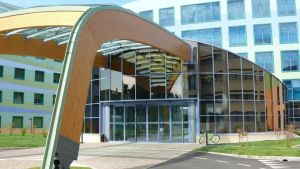 Ingoia la droga e tenta la fuga, poi rifiuta le cure e devasta la stanza d’ospedale