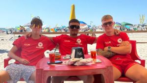 Salvataggio in mare riuscito, ma era un'esercitazione: scattano gli applausi dei bagnanti