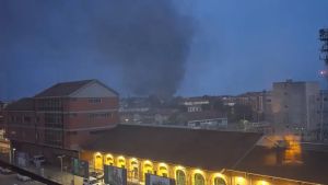 Litiga con l’ex e incendia la casa: lei intossicata, arrestato l’uomo