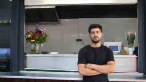 Smashed Burger und alte Klassiker: Güney Yegin belebt Heidis Imbiss wieder