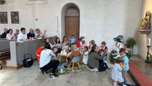 Kinder- und Familiengottesdienst in Berau: Auch die Mutter-Kind-Gruppe half mit