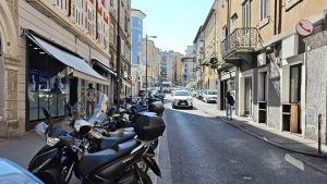 Urla e musica alta: ancora una notte di schiamazzi in via Settefontane a Trieste