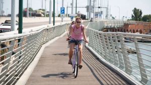 Vola in acqua con la bici percorrendo il ponte della Libertà