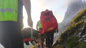 Cortina, cade e si ferisce a un ginocchio sul passo Giau