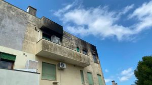 La lite con la compagna, poi l’incendio, i vicini: «Fiamme dalle finestre, abbiamo avuto paura»