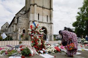 Attentat de Saint-Étienne-du-Rouvray : dix ans après la mort du père Hamel, l’union comme remède au chagrin