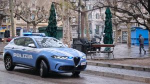 Lo picchiano a sangue e gli puntano una pistola in bocca: l’aggressione in un appartamento a Trieste