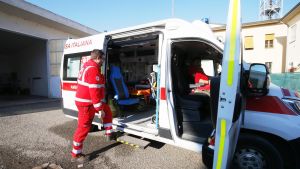 Si accascia al tavolino del bar e muore: 47enne stroncato da un malore a Confienza