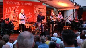 100 Musiker in 14 Bands: So legte das Jazzfest einen ganz besonderen Zauber übers Tiengener Städtle