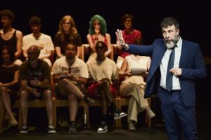 Festival d’Avignon 2026 : quelques pépites se sont démarquées dans une programmation bruyante et sans audace