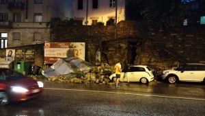 Maltempo a Trieste, crolla un muro in via dello Scoglio e blocca la strada