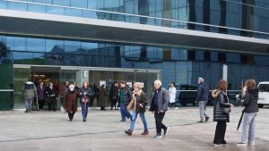 El Principado aumenta la retribución de las horas extra de los médicos para atajar las largas esperas en las consultas con el especialista