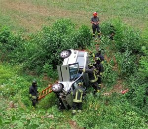 Finisce fuori strada ad Agliè, giovane salvato dai vigili del fuoco