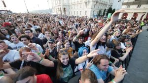 Otto milioni di indotto e alberghi pieni: il boom dei concerti in piazza Unità a Trieste