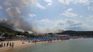 Incendio sul Gargano, famiglie padovane evacuate via mare: «Siamo fuggiti con solo telefono e portafoglio»