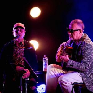Zeca Baleiro tem ajuda da plateia de BH em improviso com hit de Minas