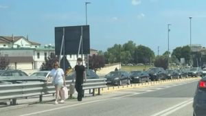 Turisti dello shopping in coda, disertano il mare per l’outlet